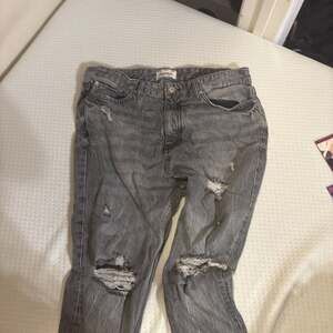 PacSun Mom Jeans Gray Denim Distressed Tapered Women's Size 25